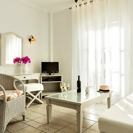Pantheon Deluxe Hotel Imerovigli (Santorini)